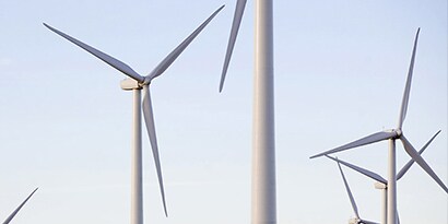 Flygbild över kraftledningar på landsbygden
