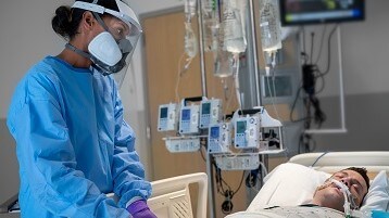 Personal med andningsskydd på IVA
