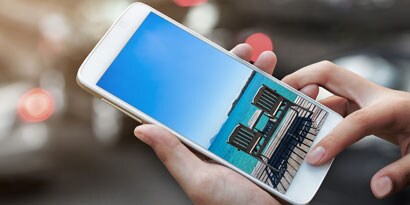 Person som tittar på en telefon
