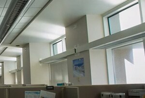 Fallstudievideo som visar naturligt ljus på kontor som omdirigerar solljus till en LEED-certifierad byggnad.