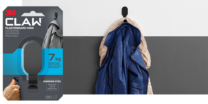En jacka upphängd på väggen med en 7 kg 3M CLAW™ krok för gipsskiva
