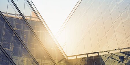 Kontorlandskap som viser hvordan 3M Architectural-filmer kan friske opp arbeidsplassen.
