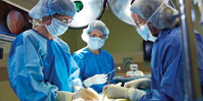 Operationspersonal opererar en patient
