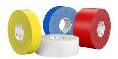 Rullar med 3M™ Ultra Slitstark golvmarkeringstejp 971
