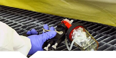 Tekniker använder 3M Accuspray Gun för att applicera skyddsbeläggning
