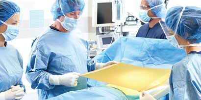 läkare som applicerar incisionsfillm på en patient