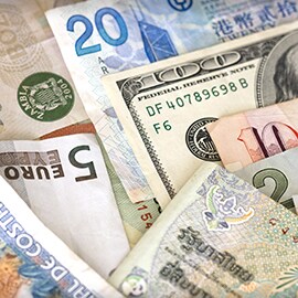 Läs mer om steg 5, Kostnadspåverkan i 3M ASPEC-metoden. Bild på olika valutor.