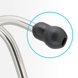 Närbild av en svart mjuktätande öronoliv på en öronbygel på ett 3M Littmann stetoskop.