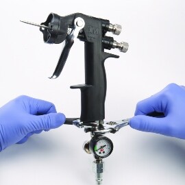 Fäst den tryckluftsmatade regulatorn vid Accuspray™ HGP-pistolen.