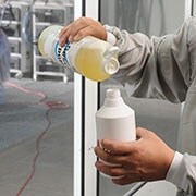 Blandning av flytande tvål med vatten genom att använda en sprayflaska