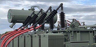 En arbetare använder 3M™ Cold Shrink-teknik för högspänningsskarvar och avslutningar
