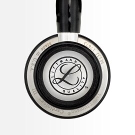 Närbild av pediatrikmembranet till ett 3M Littmann Cardiology III stetoskop med Littmann-märket
