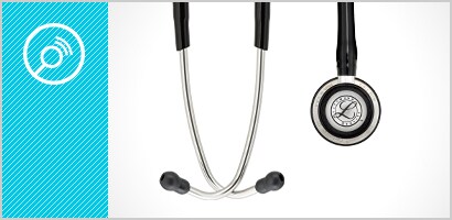 Bröststycke och öronoliver till ett 3M Littmann Classic III stetoskop samt en vit ikon av ett bröststycke mot en turkos bakgrund.
