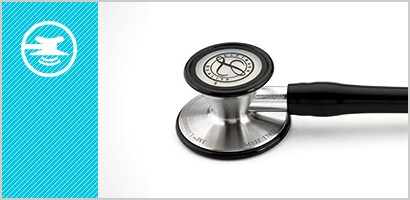 Närbild av bröststycket till ett 3M Littmann Cardiology III stetoskop samt en vit ikon av ett flytande membran mot en turkos bakgrund.
