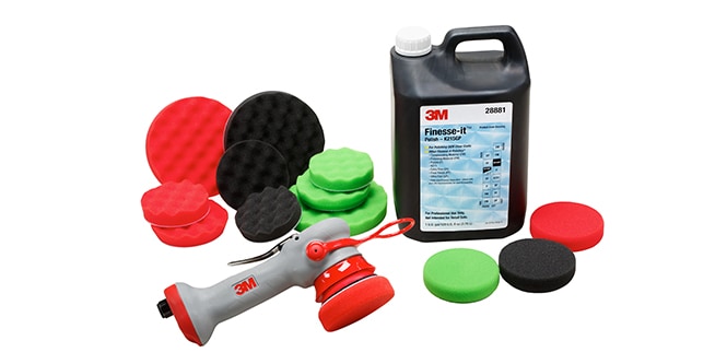 Bild på industriella polerrondeller, maskin och 3M™ Finesse-It™ polermedel
