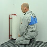 Man som använder en Dirt Trap-applikator och börjar applicera Dirt Trap lackboxskydd på en vägg