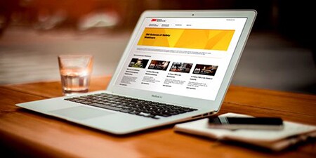 Bild som visar en bärbar dator med utbildningskurser på skärmen

