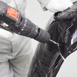 Borra hål i en stötfångare av plast