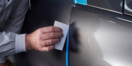 3M™ Soft Edge Foam Masking Tape PLUS används för att maskera dörren innan billackering
