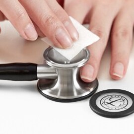 Korrekt rengöring av den öppna klockan på ett Littmann stetoskop med en spritduk.