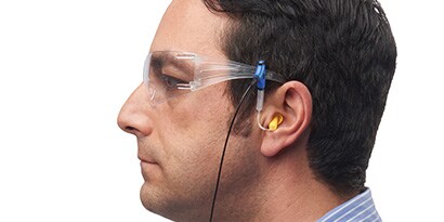 Man med Earfit och skyddsglasögon
