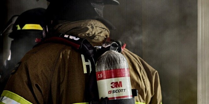 3M™ Scott™ Fire & Safety: Brandman som använder en 3M Scott Air-Pak X3 Pro SCBA
