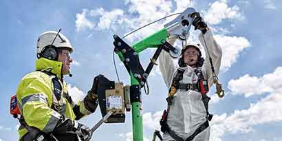 Medarbetare installerar ett Davit-system
