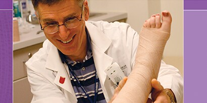 Läkare med leende patient
