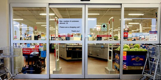 En bild som innehåller butiksingång med klistermärke
