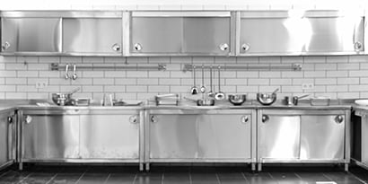 Köksskåp i ett kommersiellt kök tillverkade i aluminium
