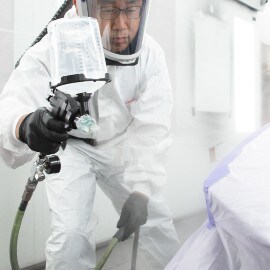 Lackerare applicerar primer med 3M Performance Sprutpistol