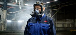 Man som bär 3M Secure Click helmask i industriell miljö