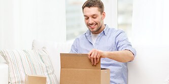 En person som öppnar en förpackning och ler
