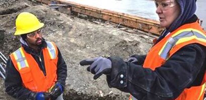 En 3M representant ger en installatör support och utbildning på plats.
