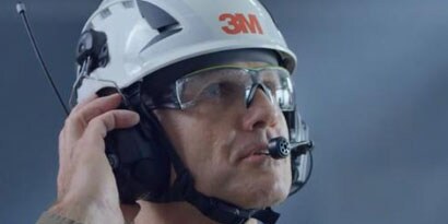 sidovy av medarbetare med 3M glasögon, hjälm och kommunikation

