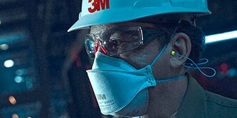användare med filtrerande halvmask
