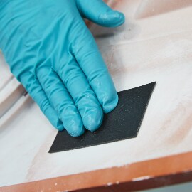 Applicera reparationspatch på den skadade stötfångarens baksida