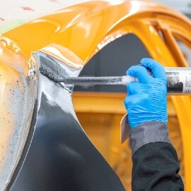 Applicerar spackel på svetssömmen