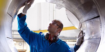 Flygplansingenjör inspekterar reverseringen på en 737
