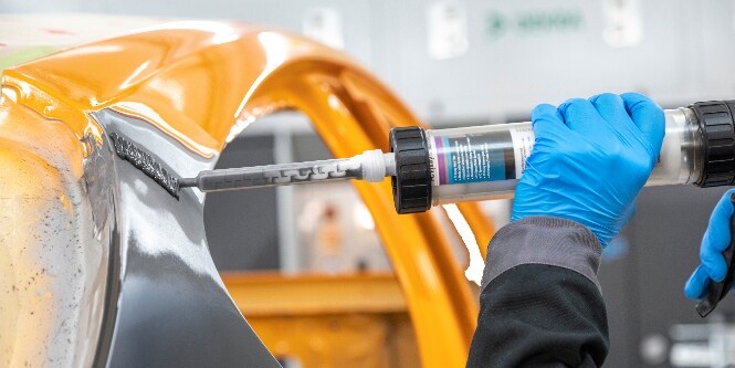 3M Snabbtorkande epoxispackel för metall appliceras
