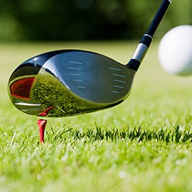Läs mer om överföring av energi via styva lim och limfogar. Bild på en golfklubba som slår på en golfboll.
