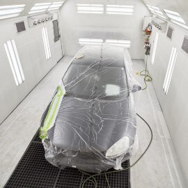 Bil i en lackbox under forcerad torkning