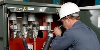 En arbetare använder 3M™ Cold shrink-teknik för mellanspänningsavslutningar
