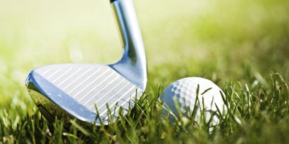 Golfklubba som slår på en golfboll
