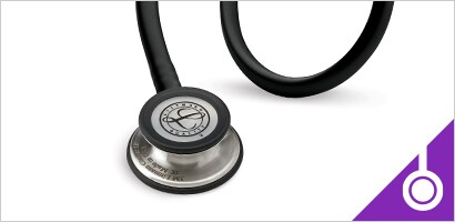 3M Littmann Classic III stetoskop mot en vit bakgrund.
