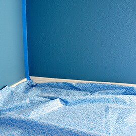 Skydda golvet med en skyddsmatta eller prova ScotchBlue™ Maskeringsfilm.