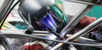 Män TIG-svetsar och använder en G5-02 hjälm
