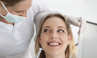 Tandläkare med patient