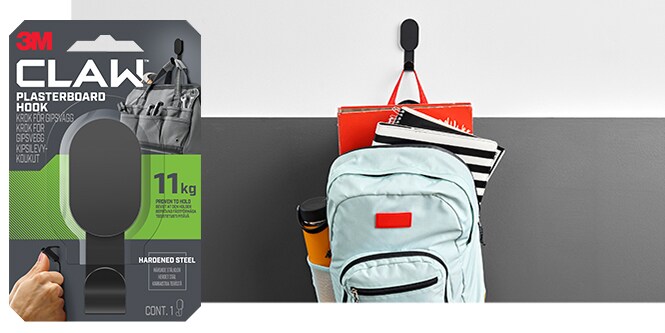 En ryggsäck upphängd på väggen med en 11 kg 3M CLAW™ krok för gipsskiva

