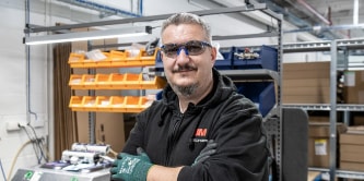 Män som arbetar med skyddsglasögon
